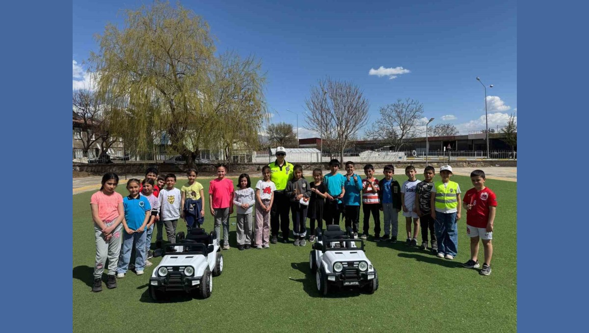 Polislerden çocuklara trafik eğitimi