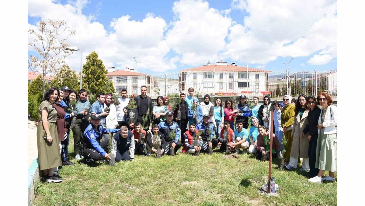 Polislerle öğrenciler fidanları toprakla buluşturdu