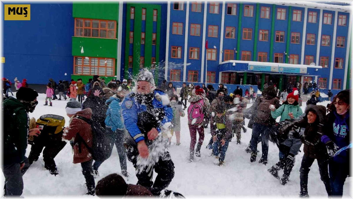 Polislerle öğrencilerin kar topu savaşı