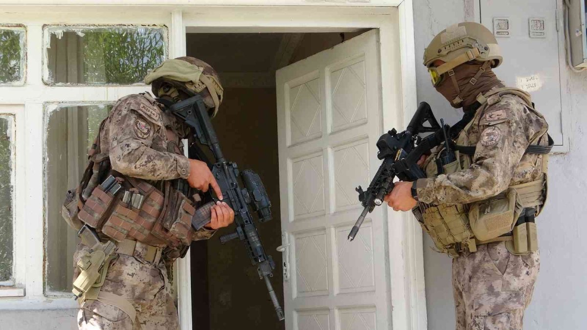 Polisten göçmen kaçakçılığı operasyonu