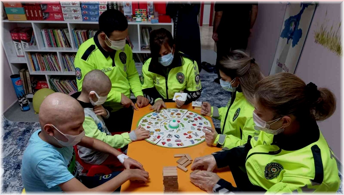 Polisten hematoloji bölümünde tedavi gören çocuklara ziyaret