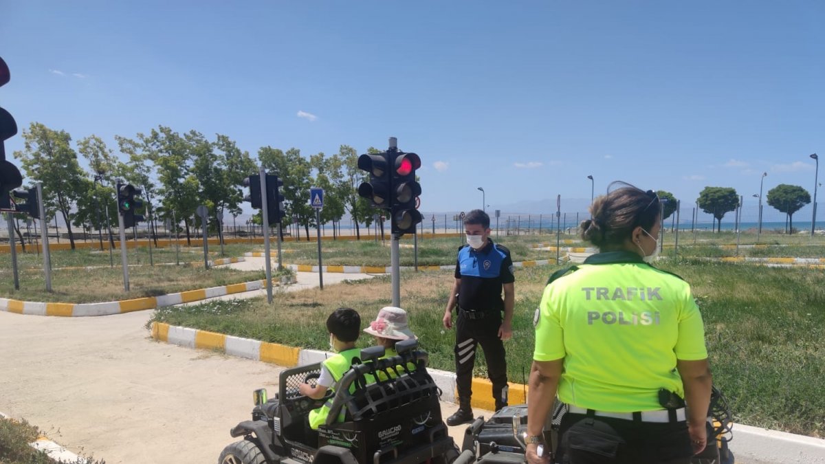 Polisten kreş ve bakımevinde kalan miniklere trafik kuralları