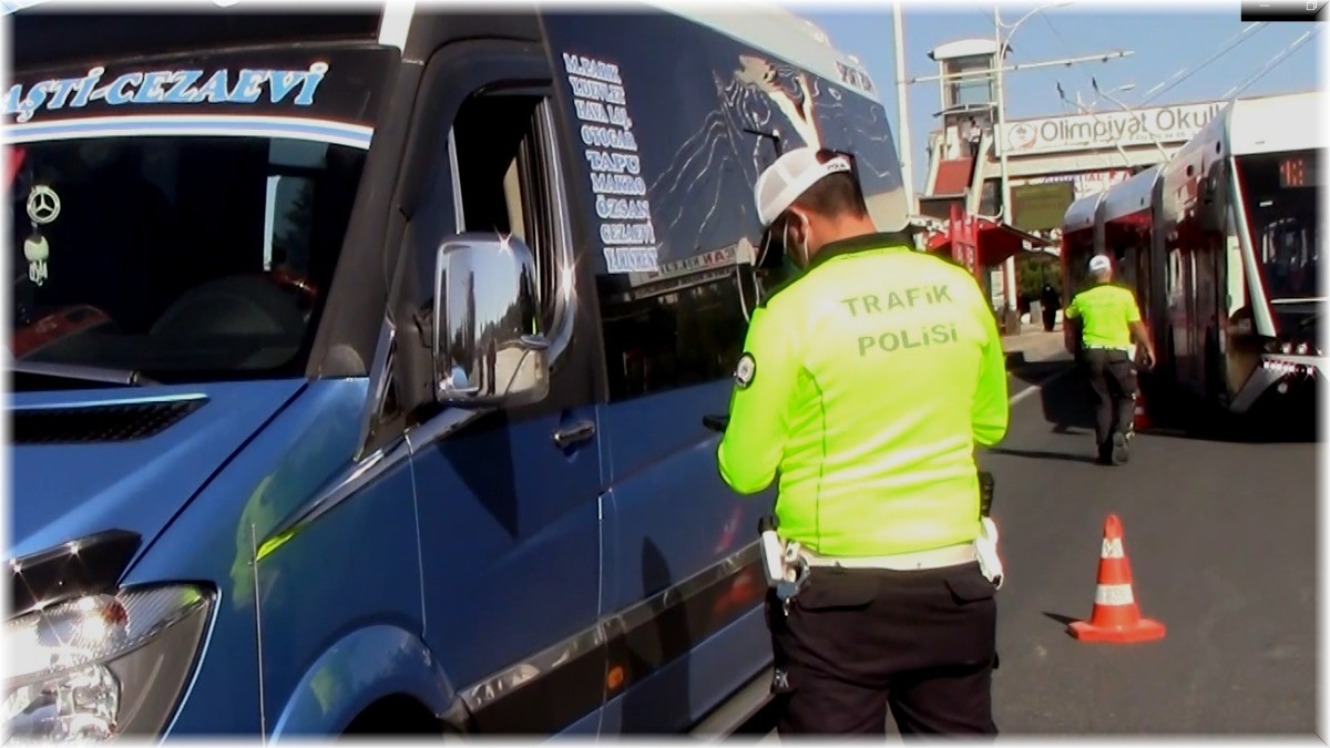 Polisten kurallara uymayan 323 araç sürücüne ceza