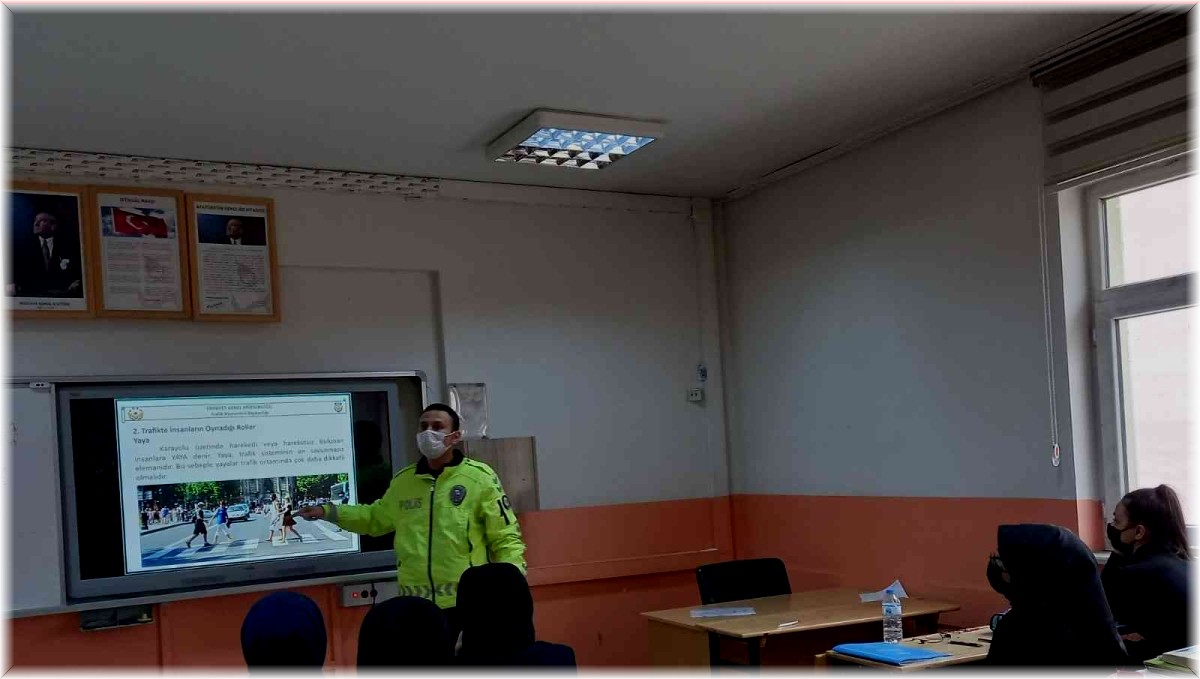 Polisten lise öğrencilerine trafik eğitimi