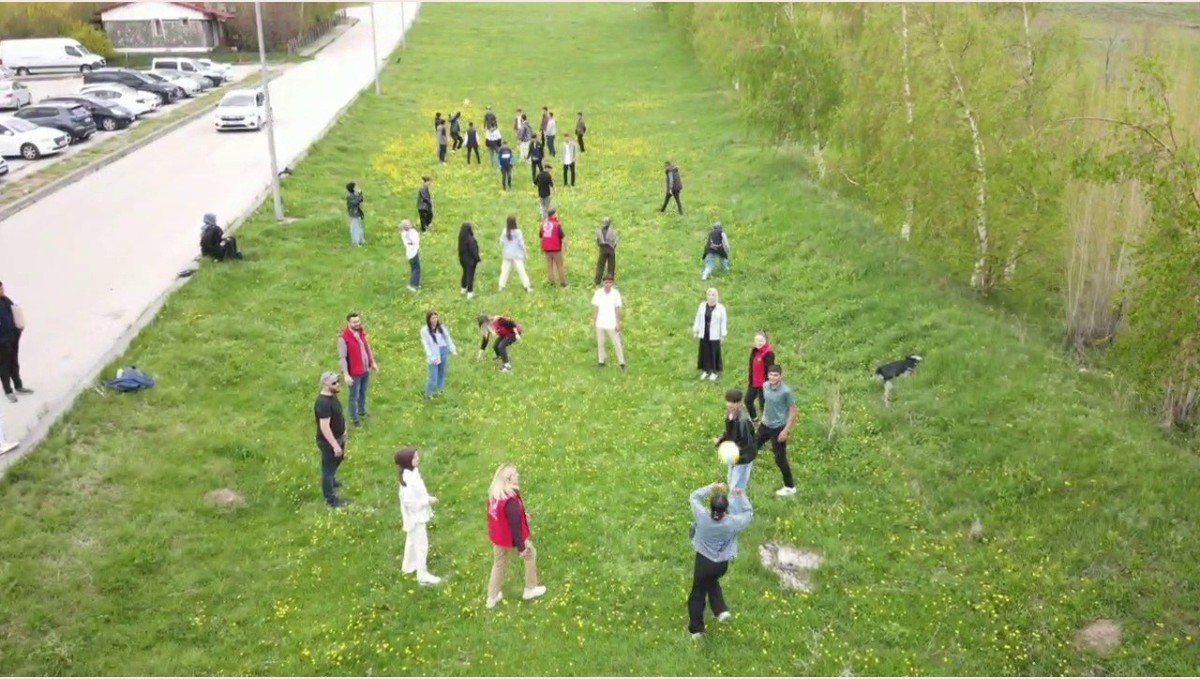 Polisten öğrencilere anlamlı 19 Mayıs etkinliği