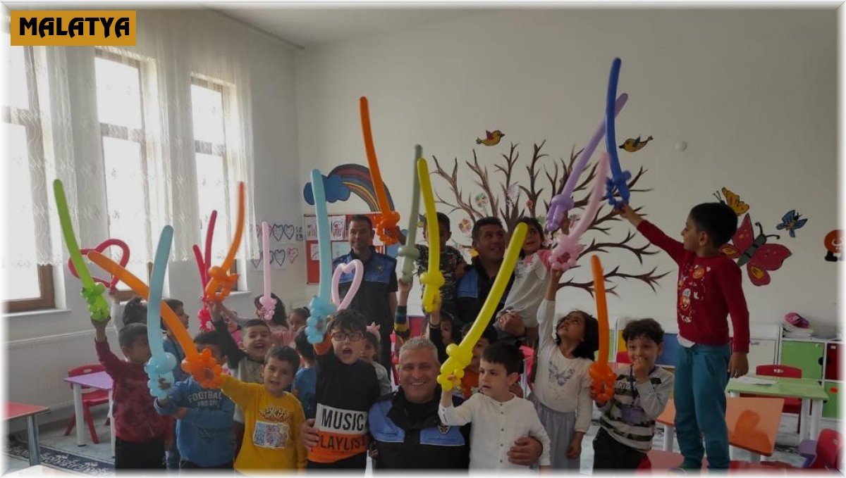 Polisten öğrencilere hediye