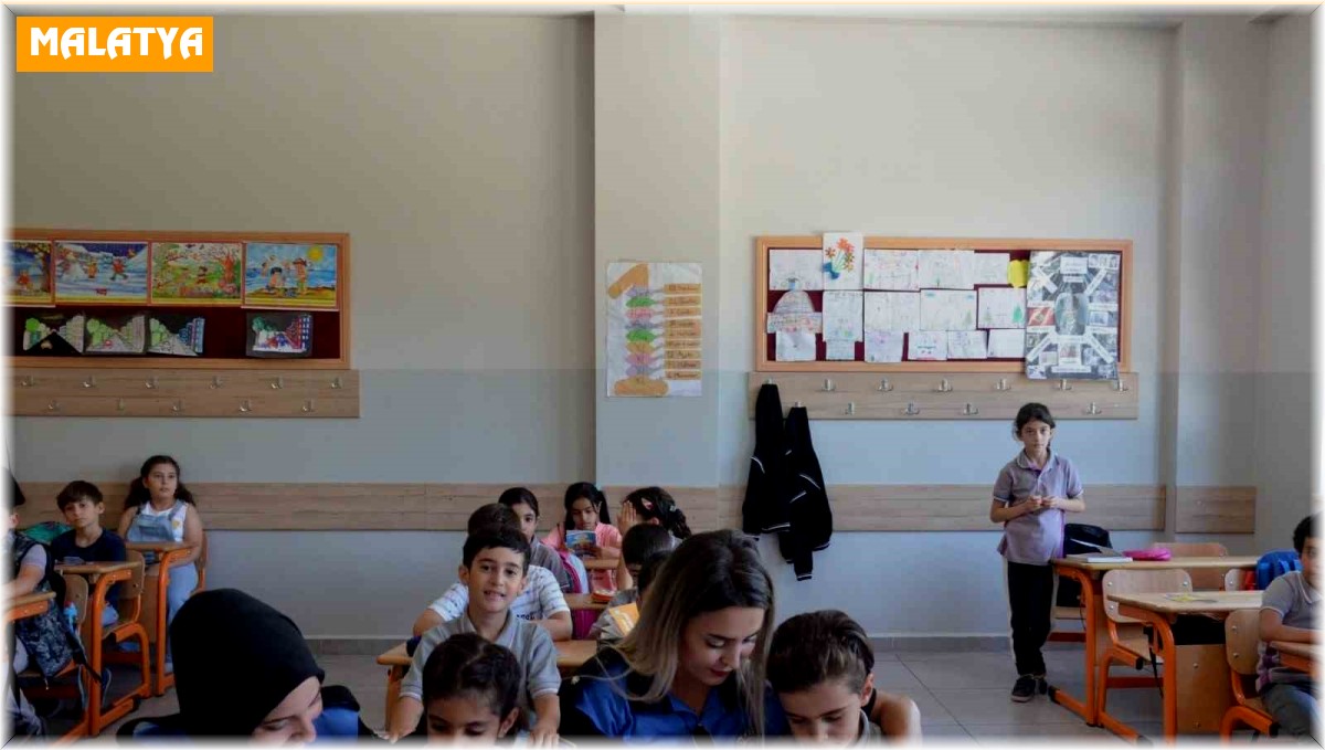 Polisten öğrencilere kitap desteği