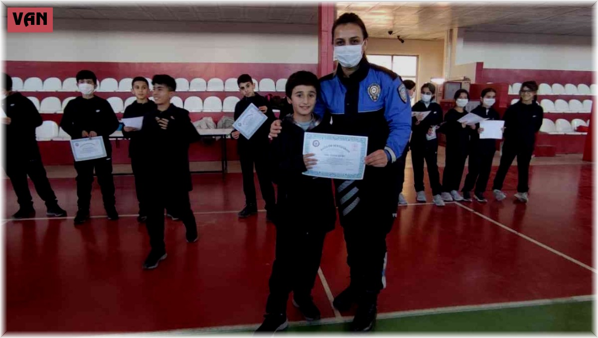 Polisten öğrencilere sertifika