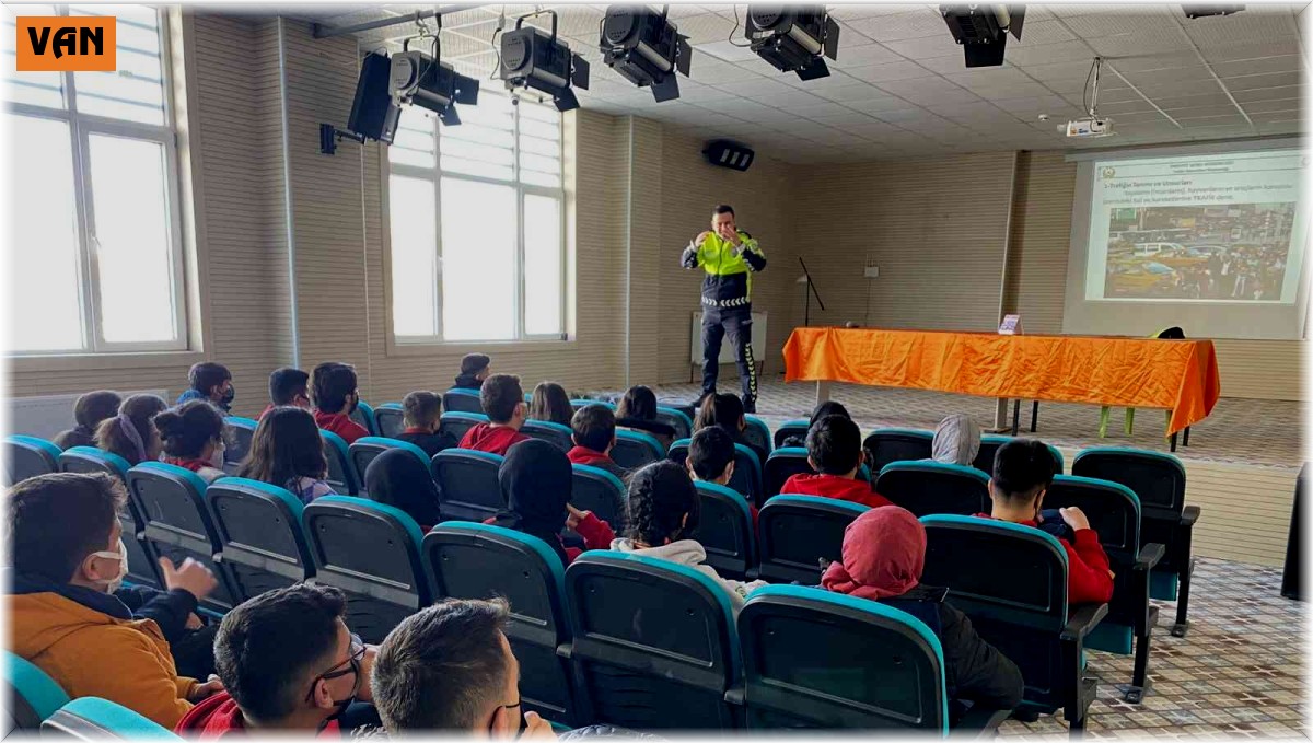 Polisten öğrencilere trafik eğitimi