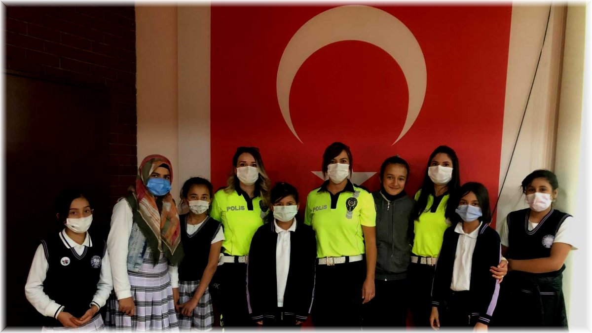 Polisten öğrencilere trafik eğitimi