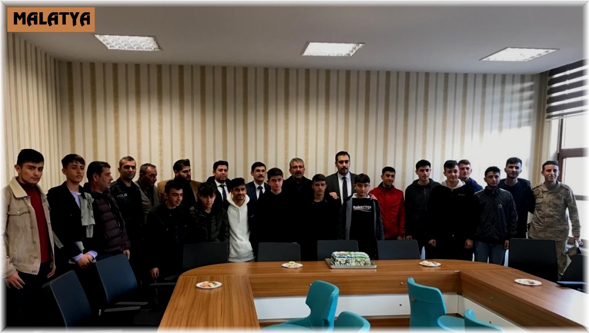 Polisten sporculara pastalı kutlama