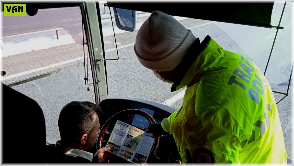 Polisten sürücü ve yolculara bilgilendirme