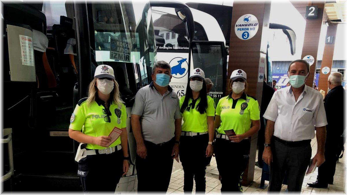 Polisten sürücü ve yolculara mevsim kuralları uyarısı