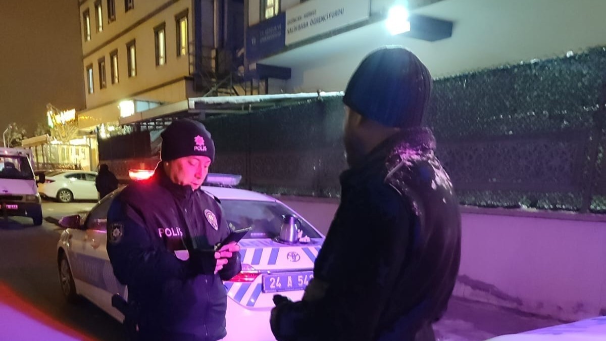 Polisten yurtlar önünde sıkı denetim