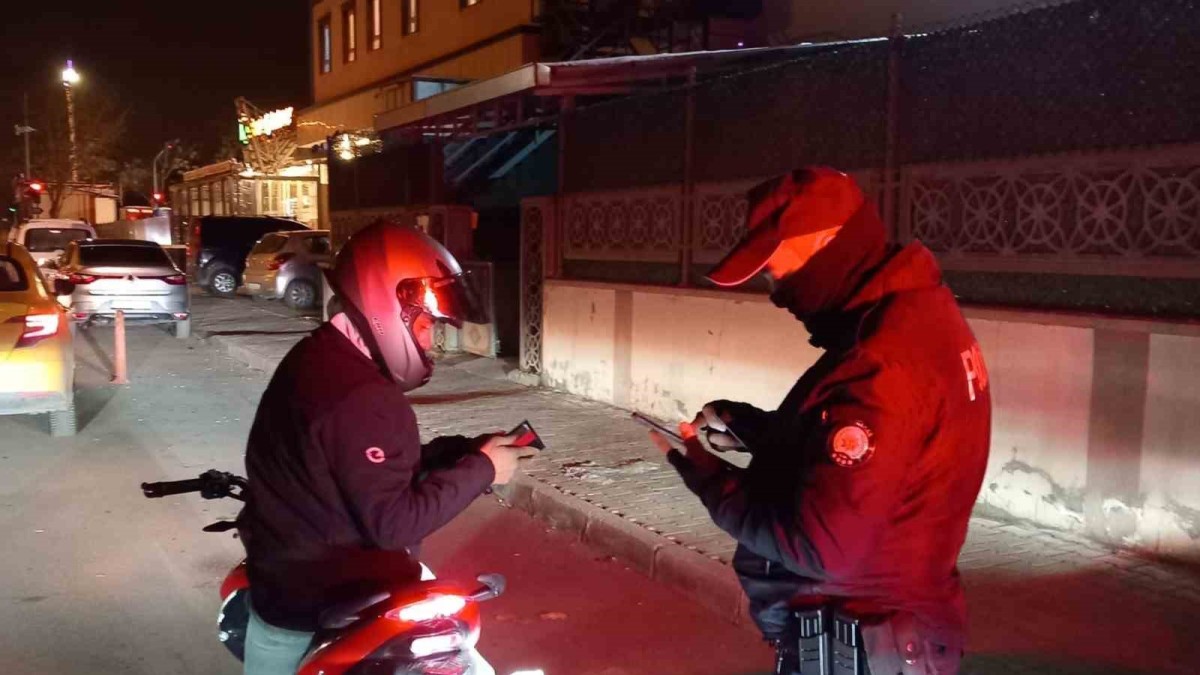 Polisten yurtlar önünde sıkı denetim