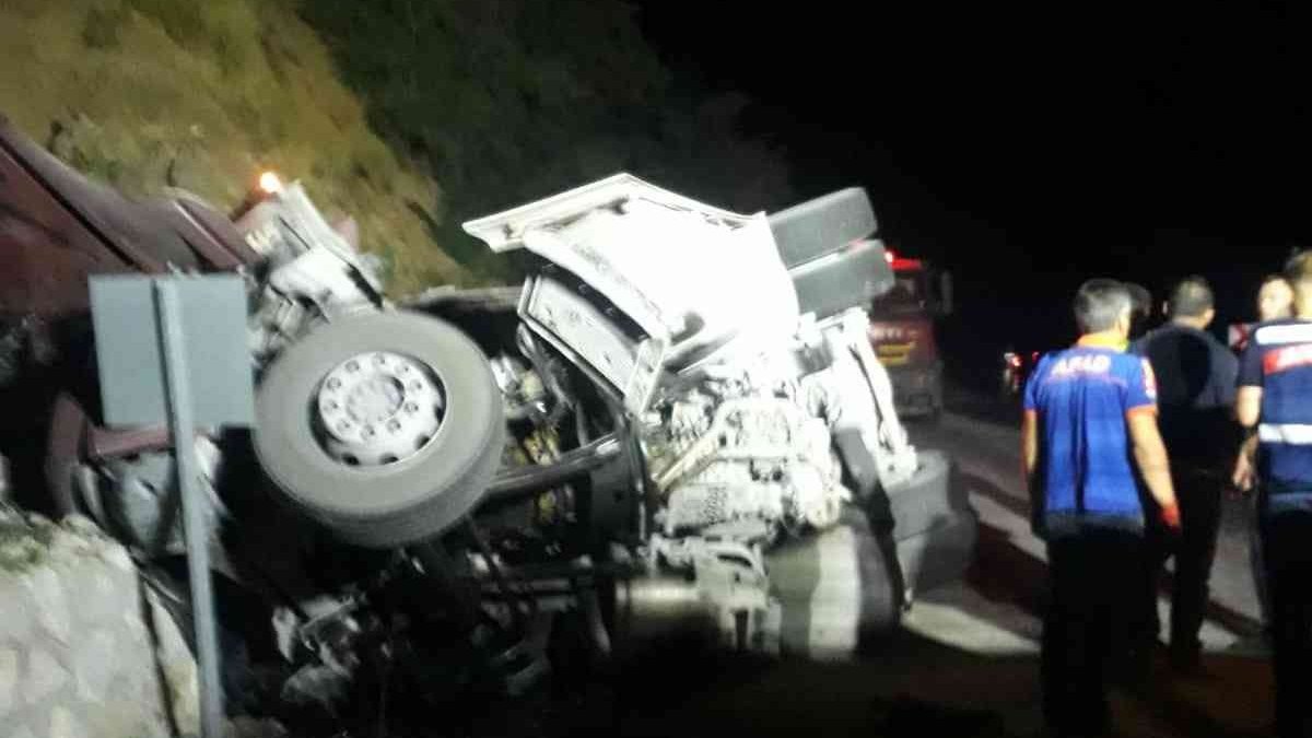 Pomza yüklü kamyon devrildi: 1 ölü