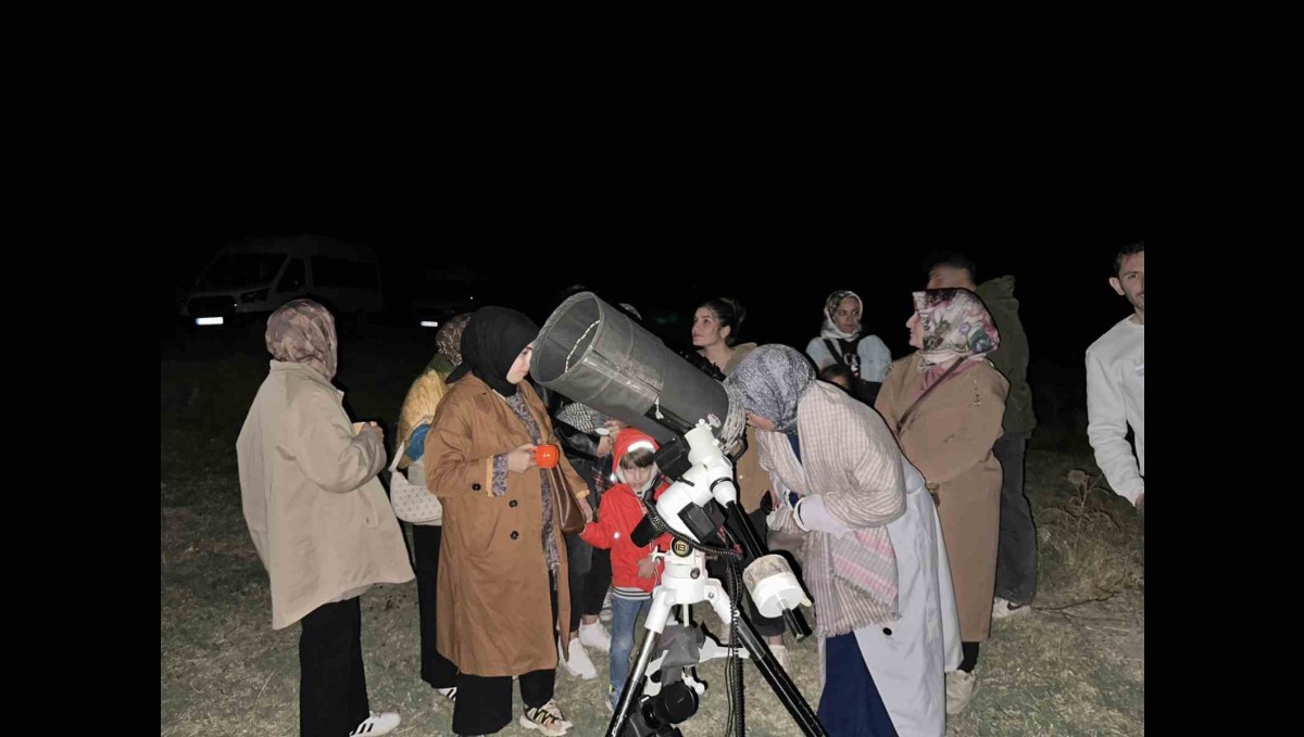Por köyünde gökyüzü gözlemi renkli anlara sahne oldu