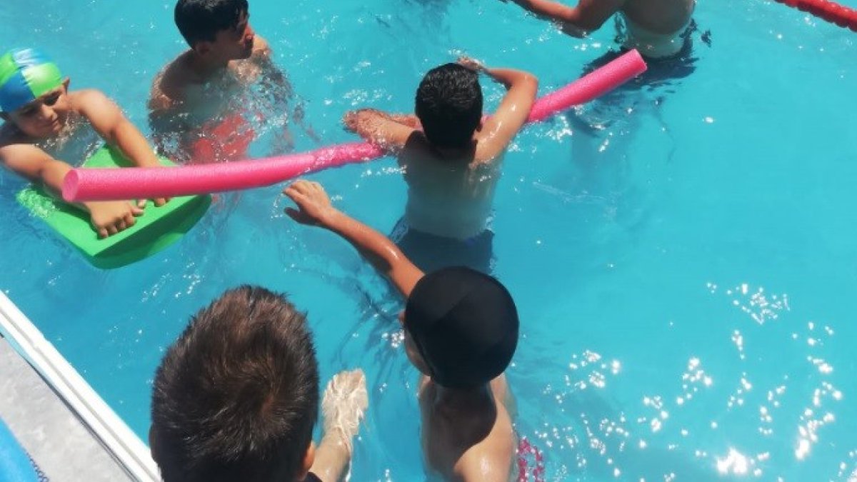 Portatif havuzda yüzme kursu
