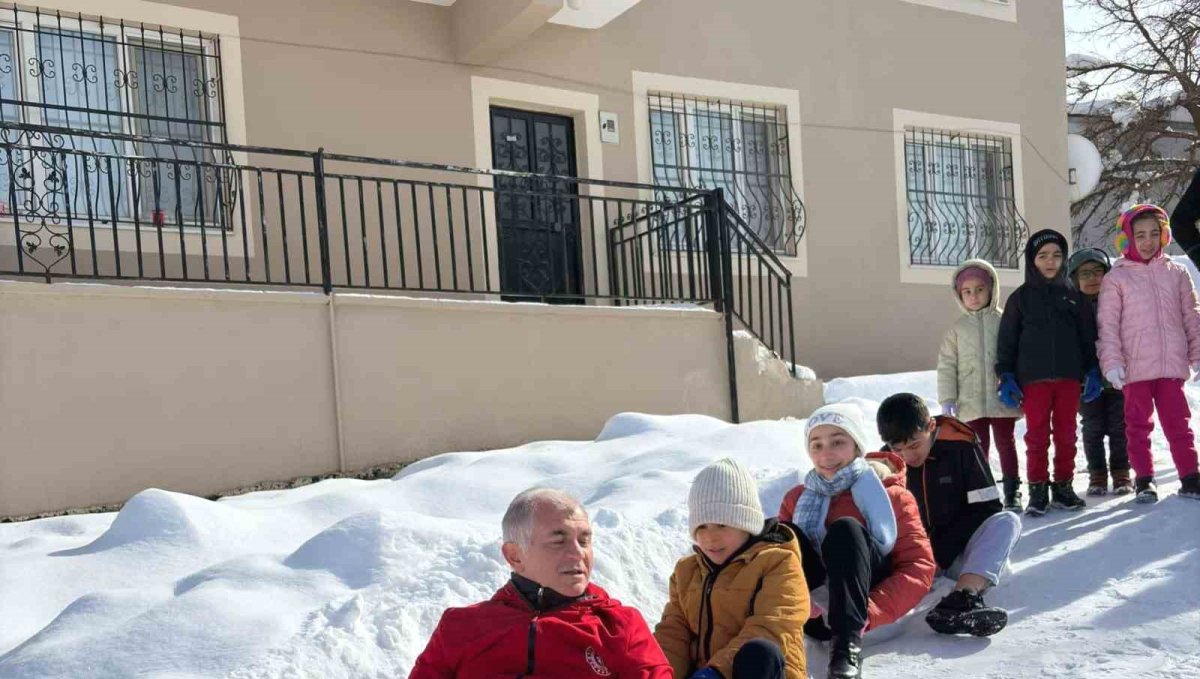 Poşetlerle kayarken sucuk mangala doydular