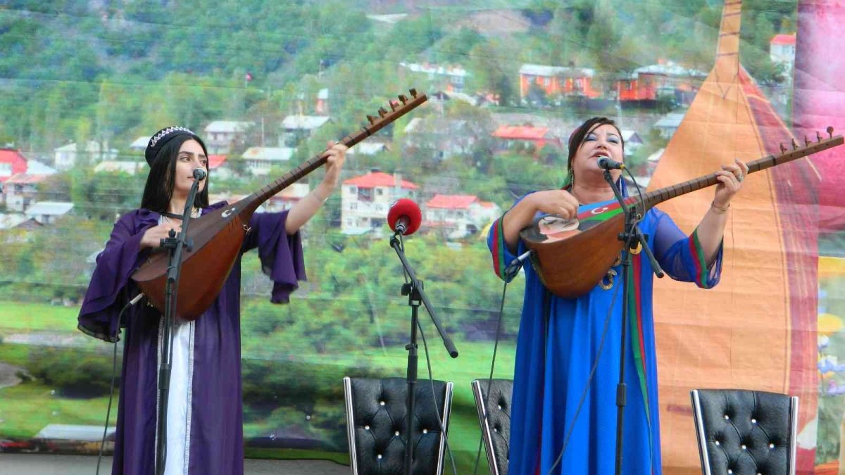 Posof 12. Âşıklar ve Türkü Şöleni renkli görüntülere sahne oldu