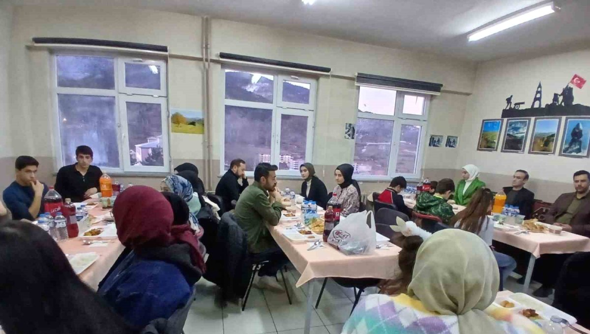 Posof Aşık Sabit Müdami Anadolu İmam Hatip Lisesi'nde iftar programı