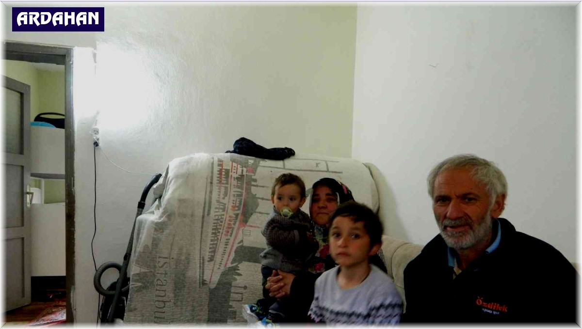 Posof Kaymakamı Çelik, elektriği olmayan ailenin sorununu çözdü