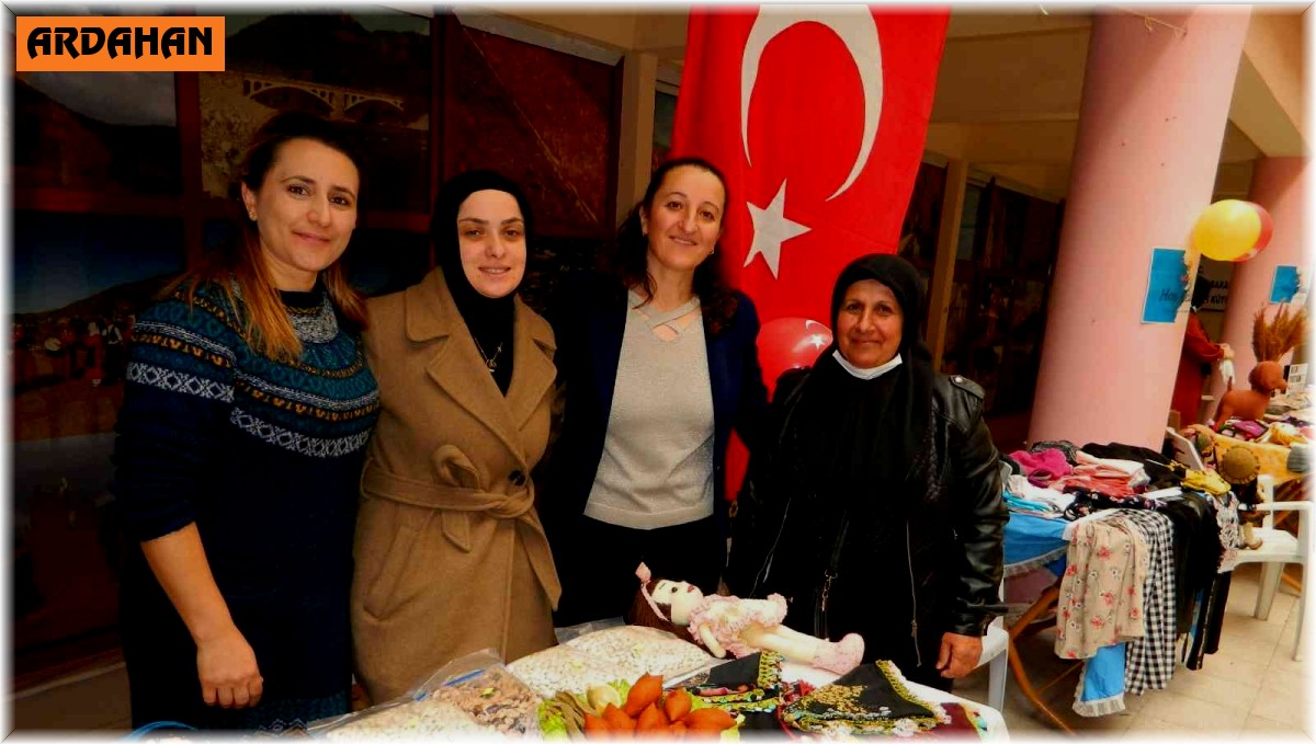 Posof'lu hanımlar el emeklerini sergiledi