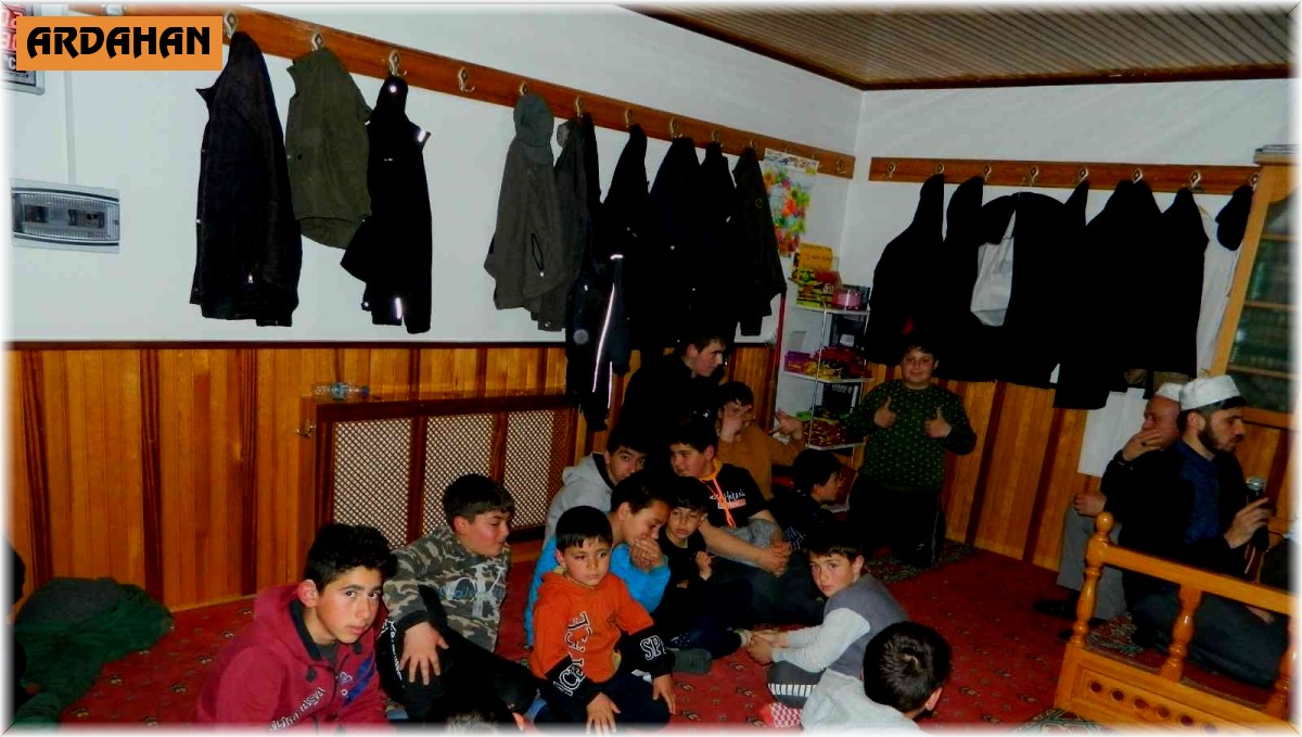 Posof Merkez Cami'inde çocuklar izin özel ikram standı