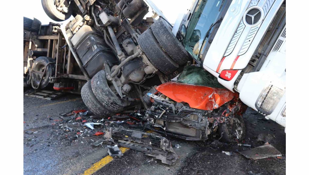 Posof'ta buzda kayan iki tır ve bir otomobil birbirine girdi: 1 yaralı