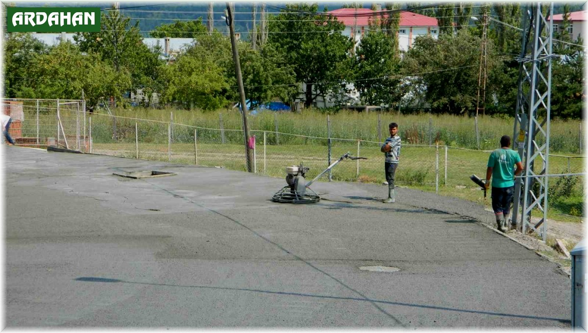Posof'ta caddeler betonla kaplanıyor
