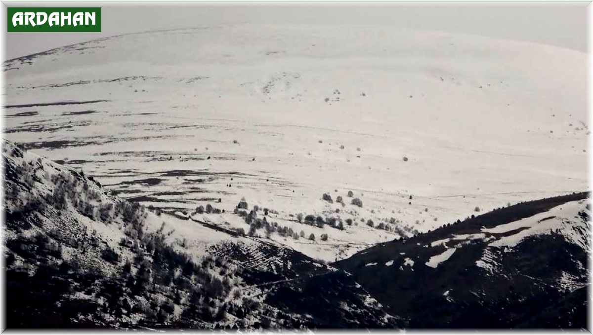 Posof'ta dağlara kar yağdı