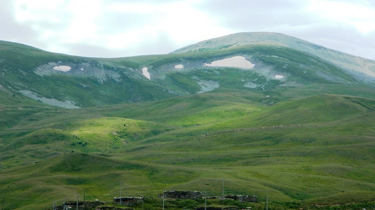 Posof'ta karlar erimeye devam ediyor