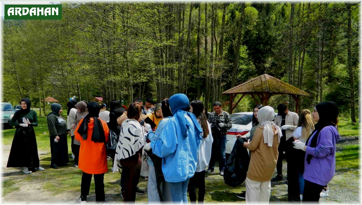 Posof'ta öğrenciler çevre temizliğine çıktı