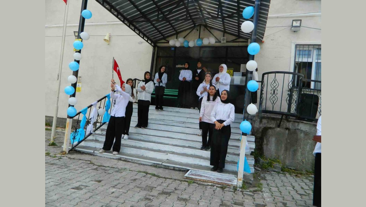 Posof'ta öğrencilerin şiir programı beğeni topladı