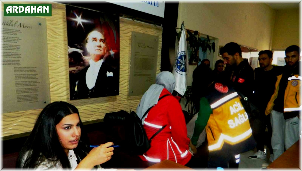 Posof'ta üniversiteli öğrencilerden kan bağışı