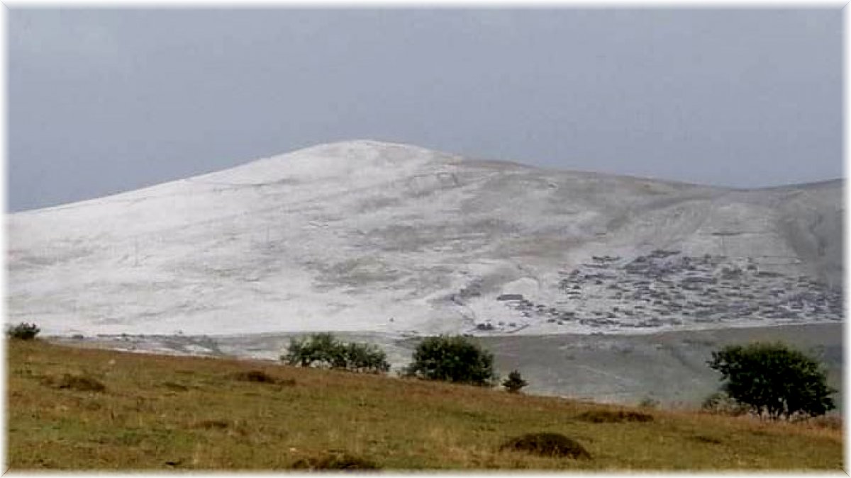 Posof yaylaları dolu yağışı ile beyaza büründü