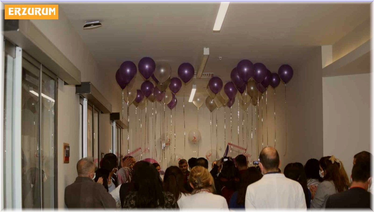 Prematüre bebekler için pasta kesildi