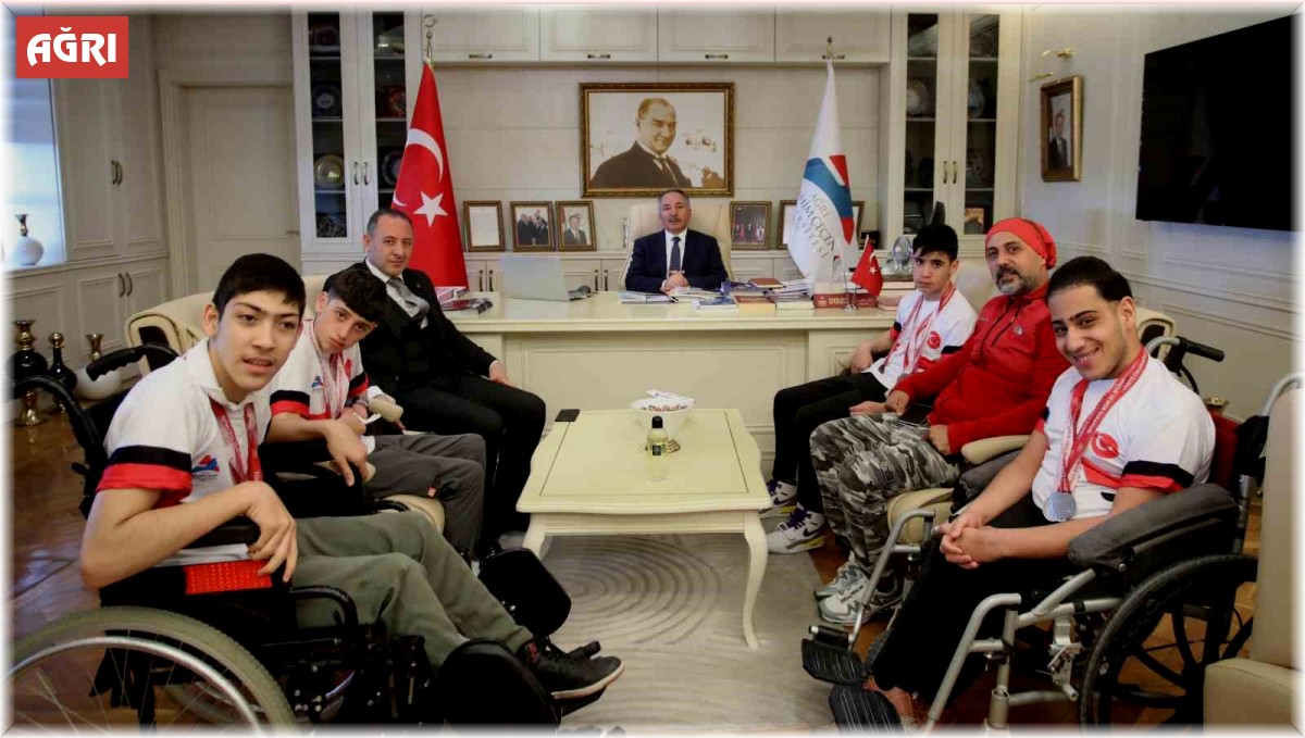 Prof. Dr. Karabulut, 15 madalya kazan başarılı sporcuları kutladı