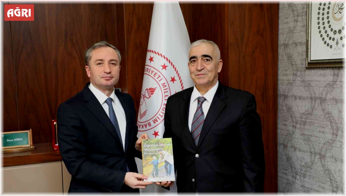 Prof. Dr. Murat Gökalp, Ağrı Milli Eğitim Müdürü Kökrek’e iki eğitim kitabını takdim etti