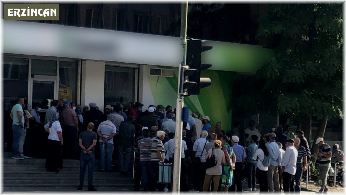 Promosyon almak için bankalara gelenler metrelerce kuyruk oluşturdu