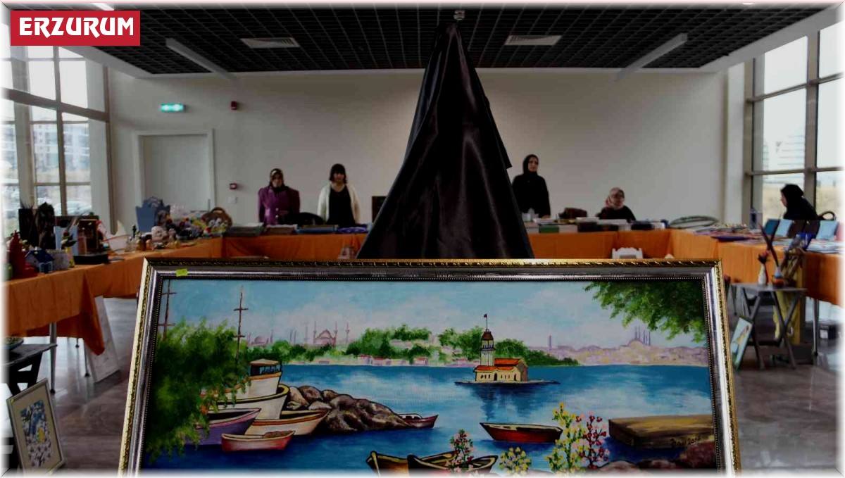 Psikiyatri hastaları yaptıkları eserleri sergiledi