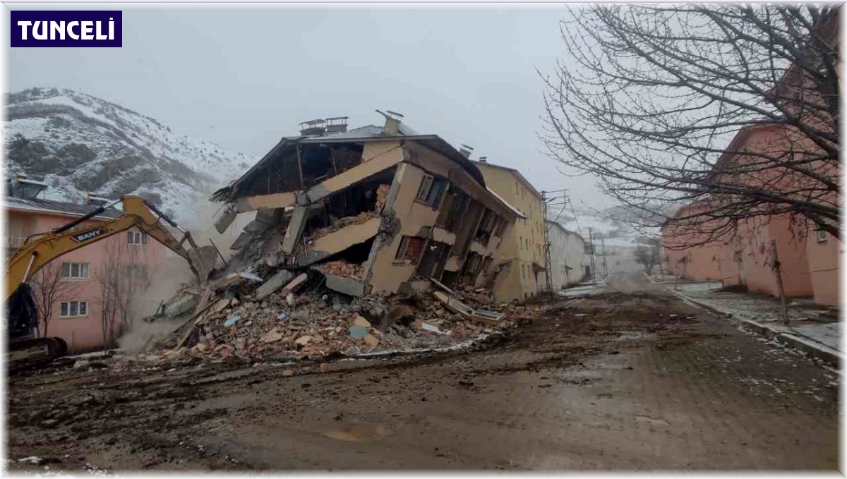 Pülümür'de, ağır hasarlı konutların yıkımına başlandı