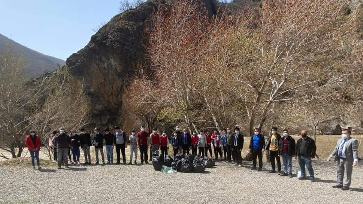 Pülümür Vadisi'nde gençler çevre temizliği yaptı