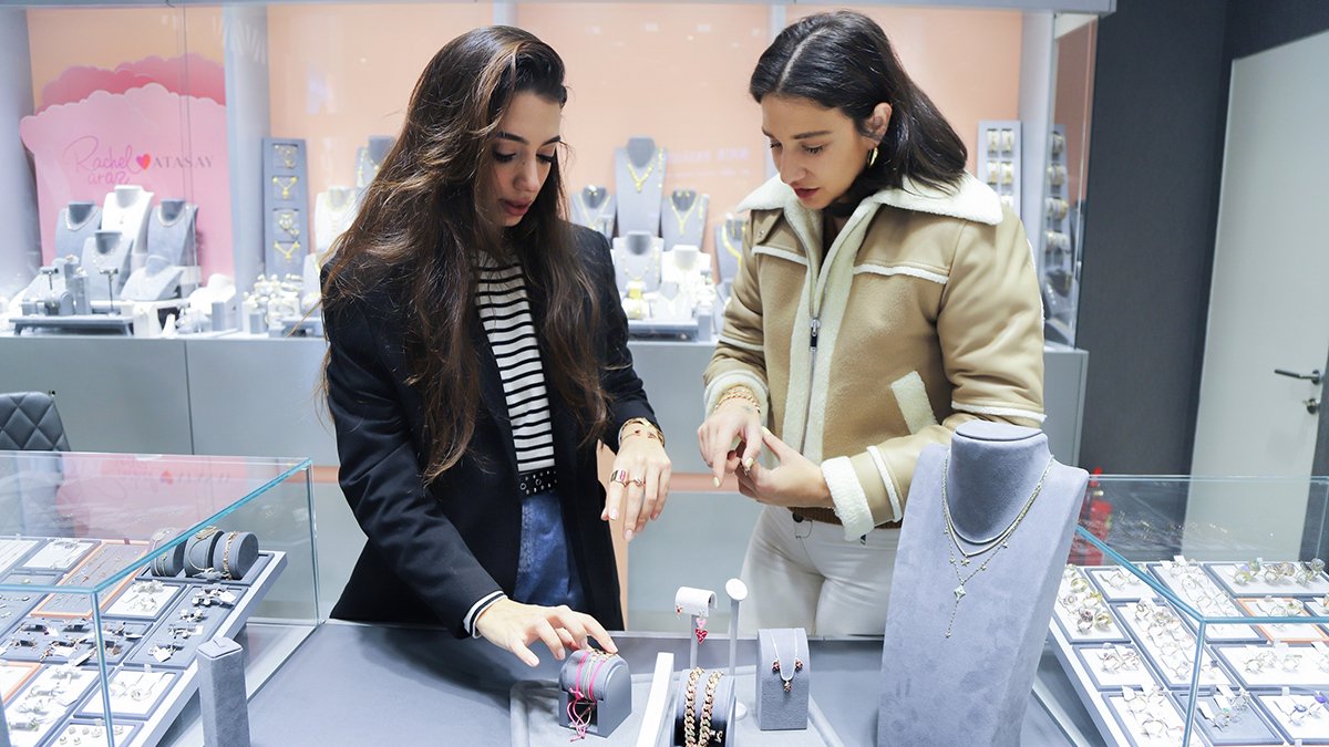 Rachel Araz ve Simay Kamer mağaza ziyareti yaptı, müşteriler için kombinler yarattı