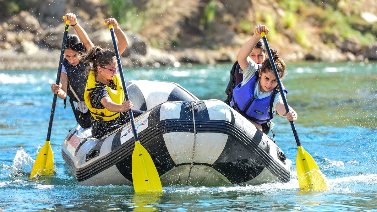 "Raftingin kardelenleri" şampiyonluk için Munzur Çayı'nın hırçın sularında kürek çekiyor
