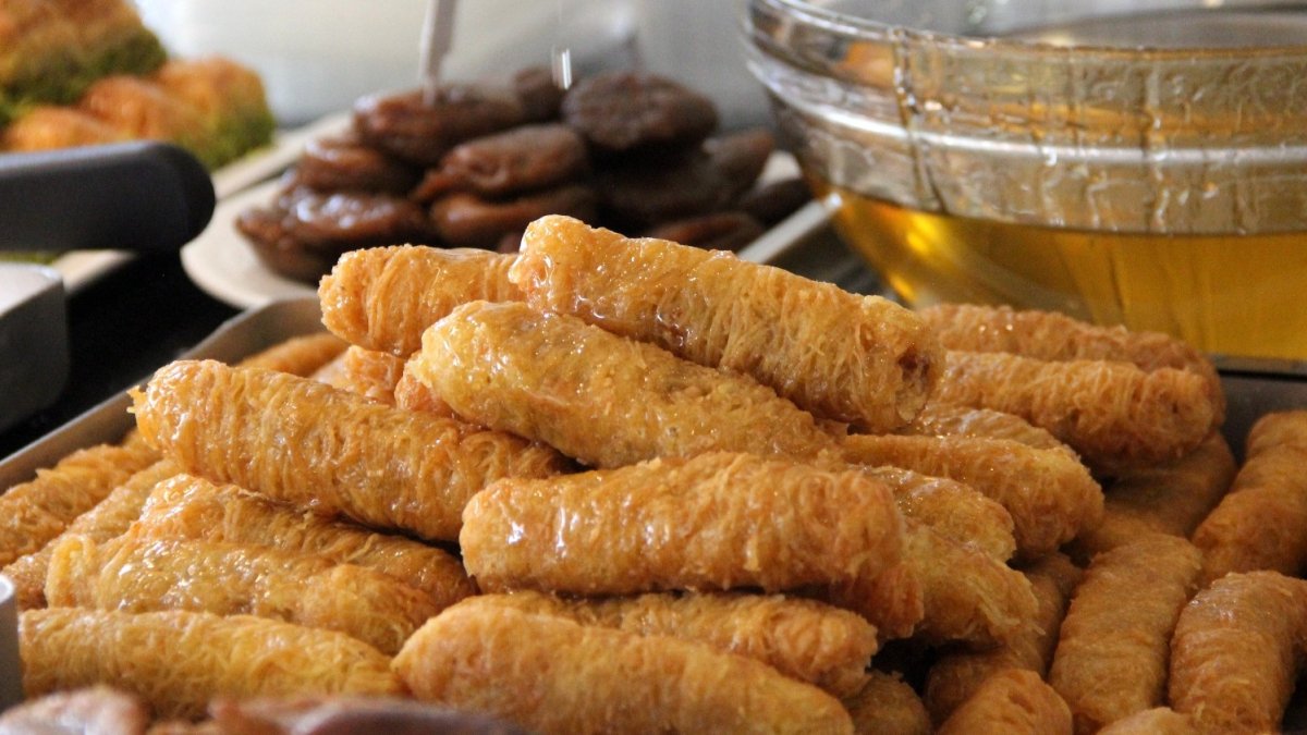 Ramazan ayının vazgeçilmez tatlısı kadayıf dolması, iftar sofraları için hazır