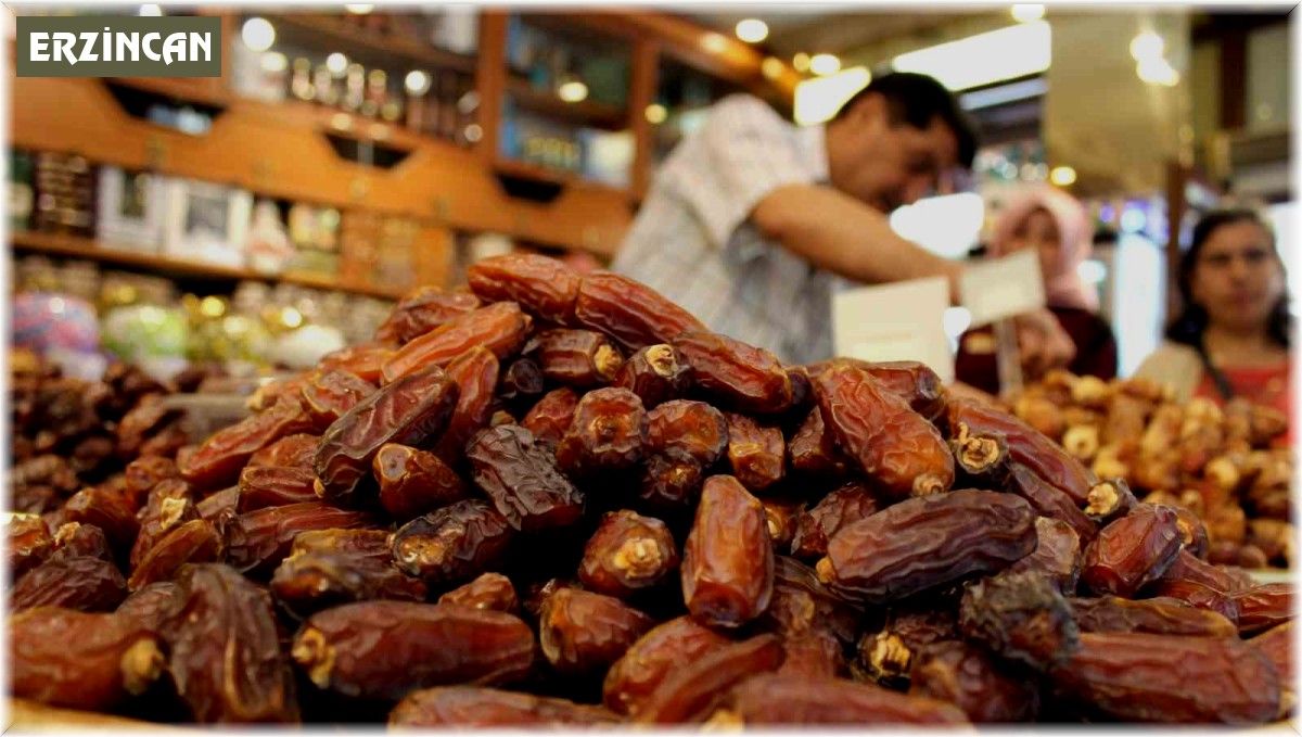 Ramazan ayının vazgeçilmezi hurma tezgâhlarda