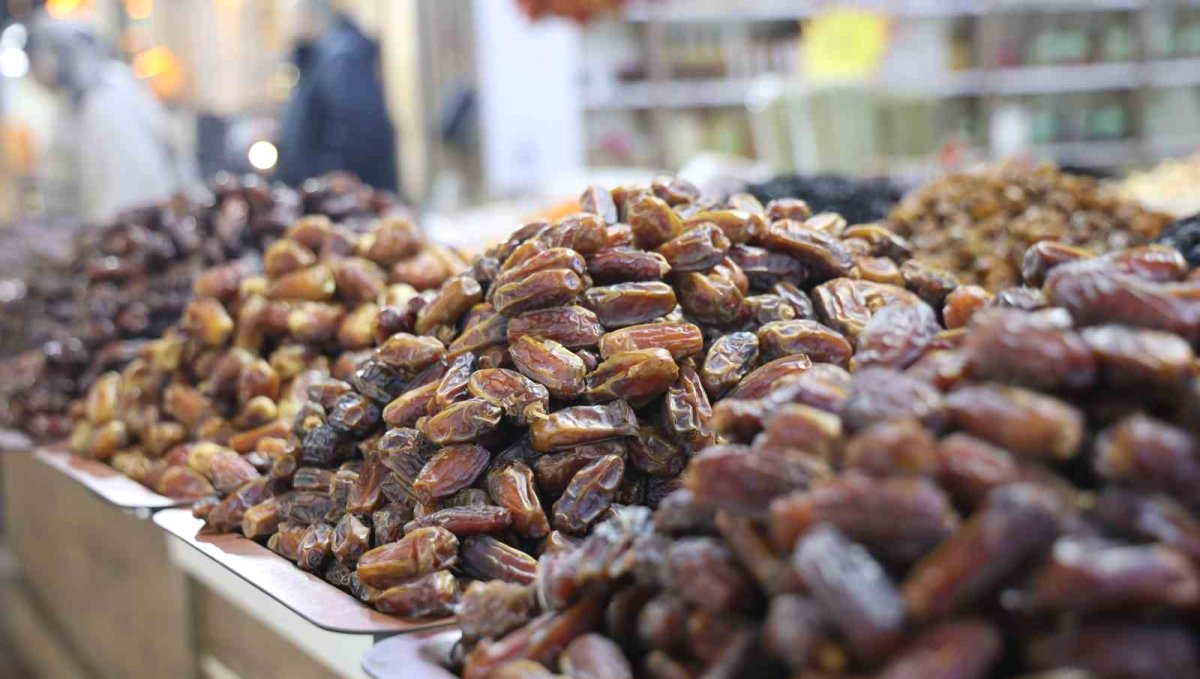 Ramazan ayının vazgeçilmezi hurma, tezgahlarda yerini aldı
