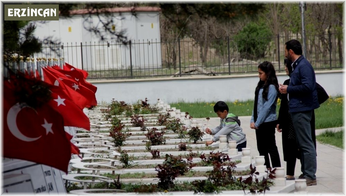 Ramazan Bayramı öncesinde mezarlıklar ziyaretçiyle doldu