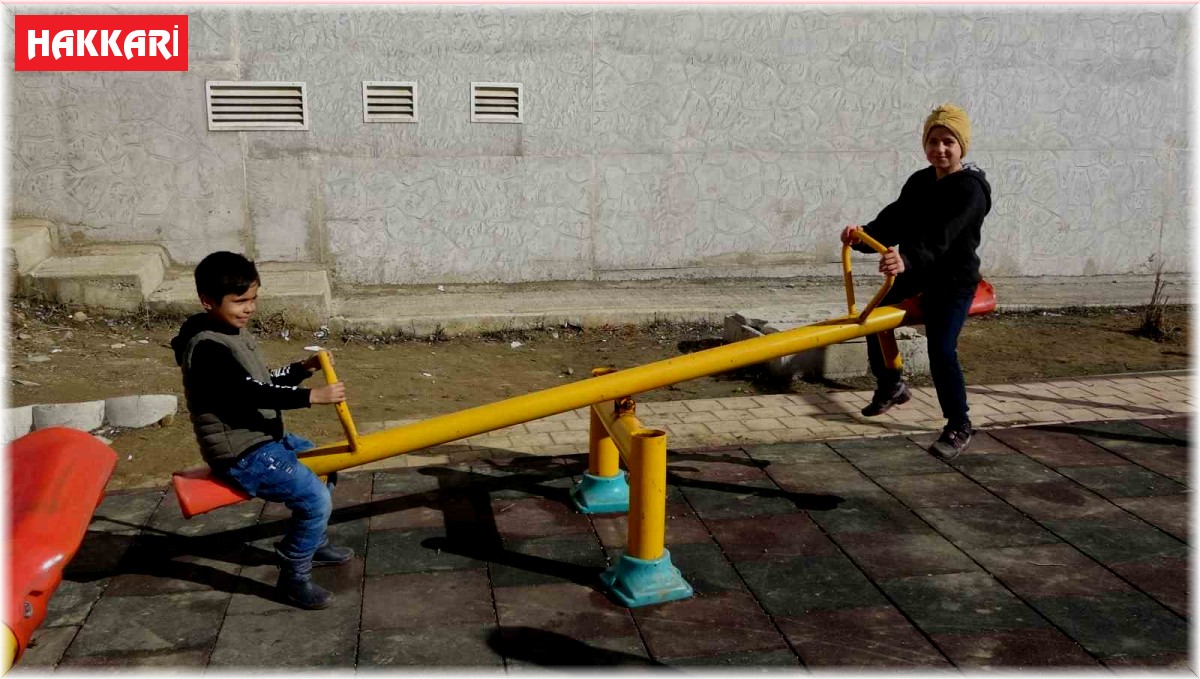 Ramazan'da güneşli havayı fırsat bulunan Yüksekovalılar dışarıya akın etti